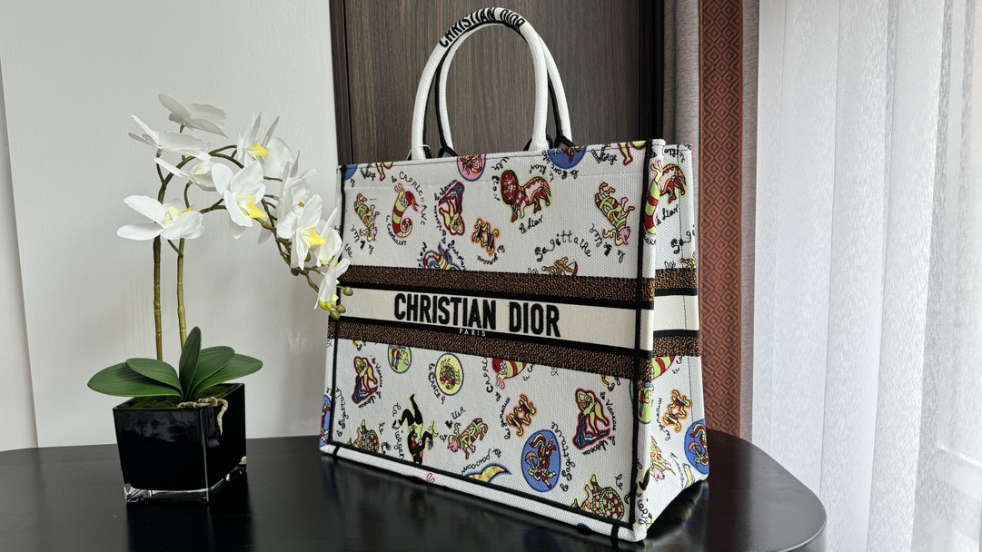 Large D10r BOOK TOTE WHITE MULTICOLOR DRAGON ZODIAC EMBROIDER 16.5 x 14 x 7.5 inches