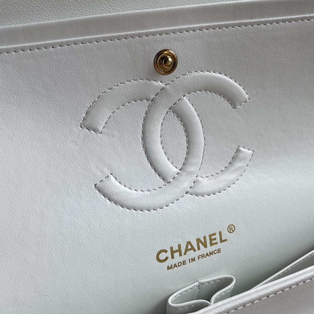 Ch**el CLASSIC HANDBAG LAMBSKIN & GOLD-TONE METAL WHITE 15.5x25.5x6.5cm