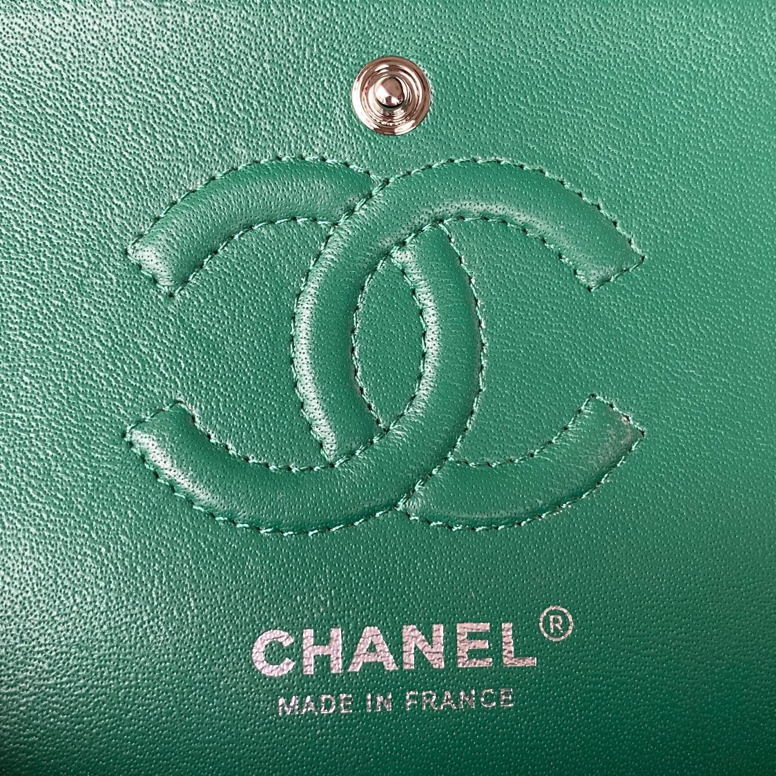 Ch**el SMALL CLASSIC HANDBAG Grained SHINY Calfskin & Silver-Tone Metal Green 5.7 × 9 × 2.3 in