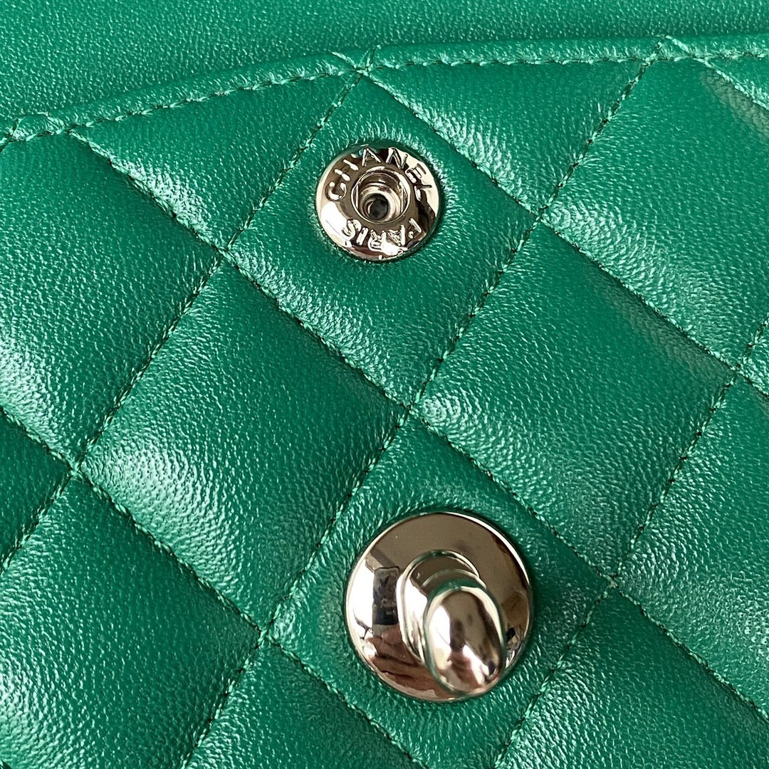 Ch**el SMALL CLASSIC HANDBAG Grained SHINY Calfskin & Silver-Tone Metal Green 5.7 × 9 × 2.3 in