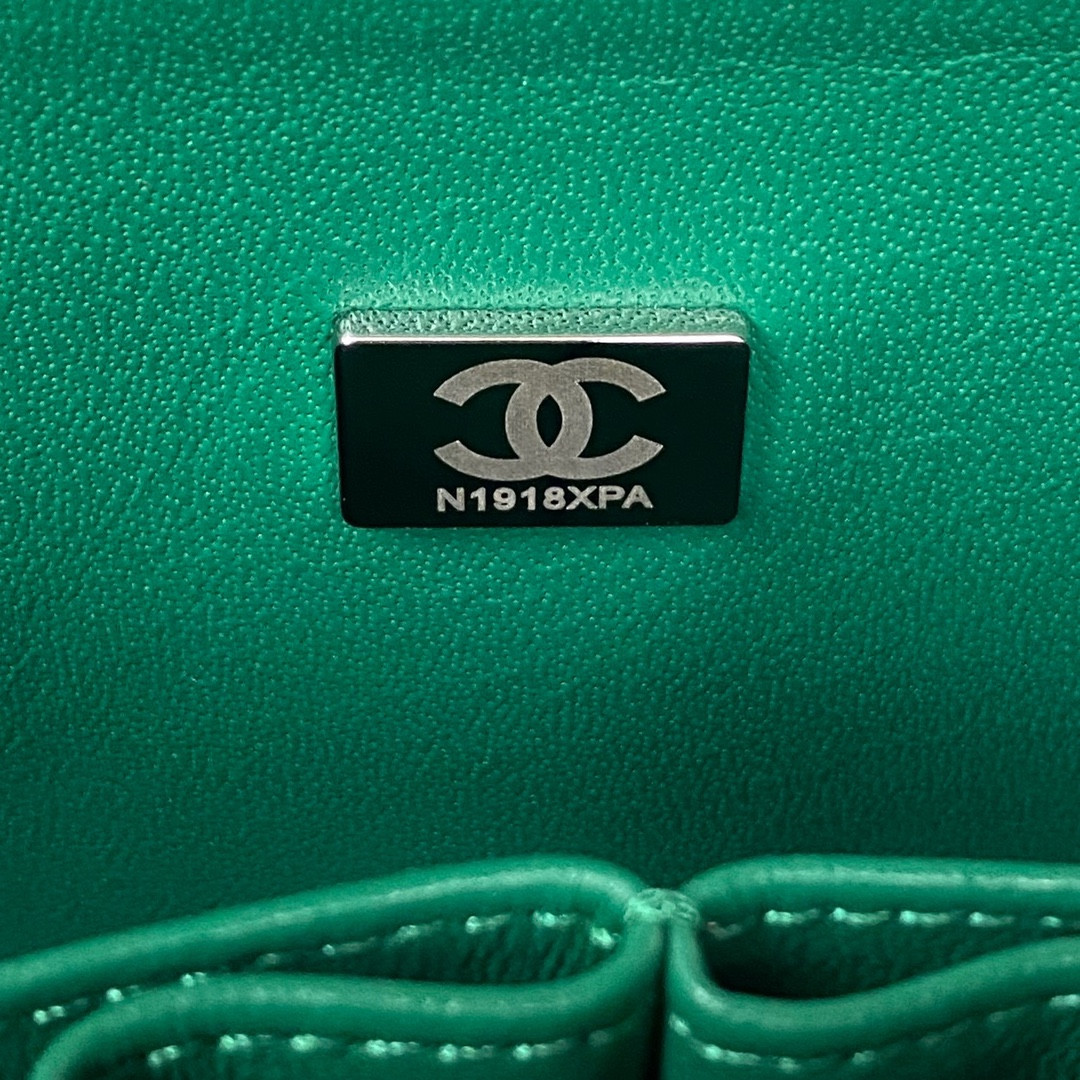 Ch**el SMALL CLASSIC HANDBAG Grained SHINY Calfskin & Silver-Tone Metal Green 5.7 × 9 × 2.3 in