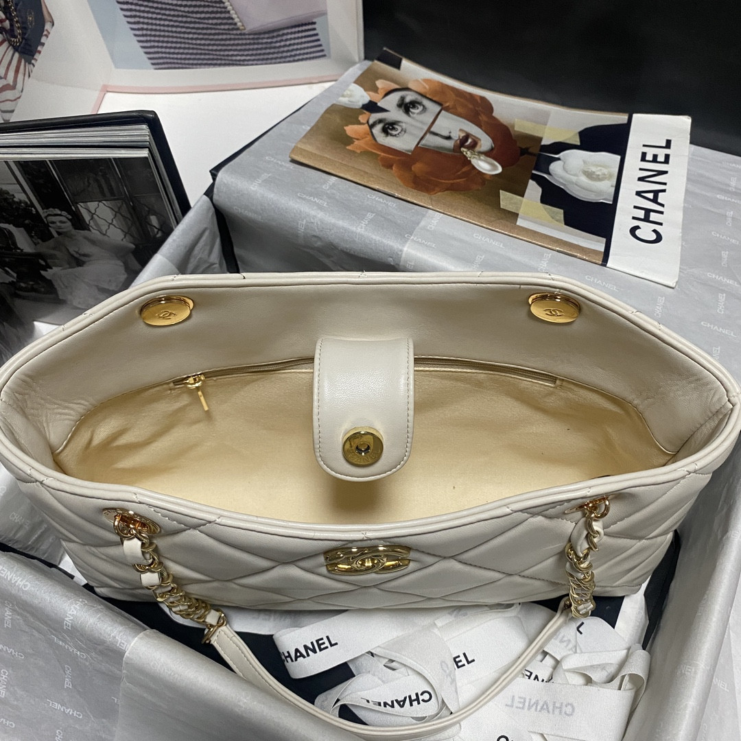 Ch**el Shiny Leather Large Shopper Tote White 33×21×7.5 cm