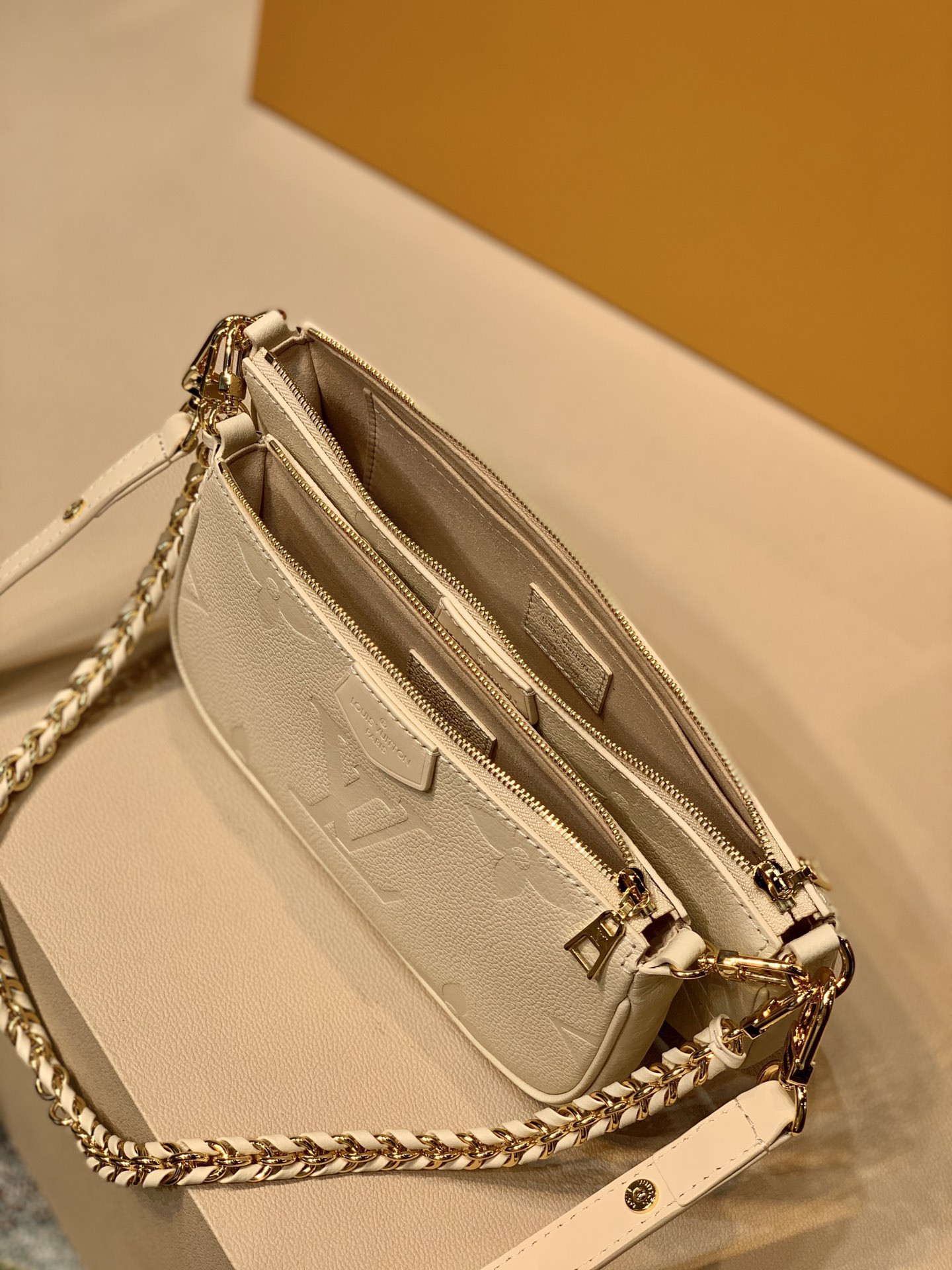 L0vis Vvtt0n M46568 Multi Pochette Accessoires 9.4 x 5.3 x 1.6 inches