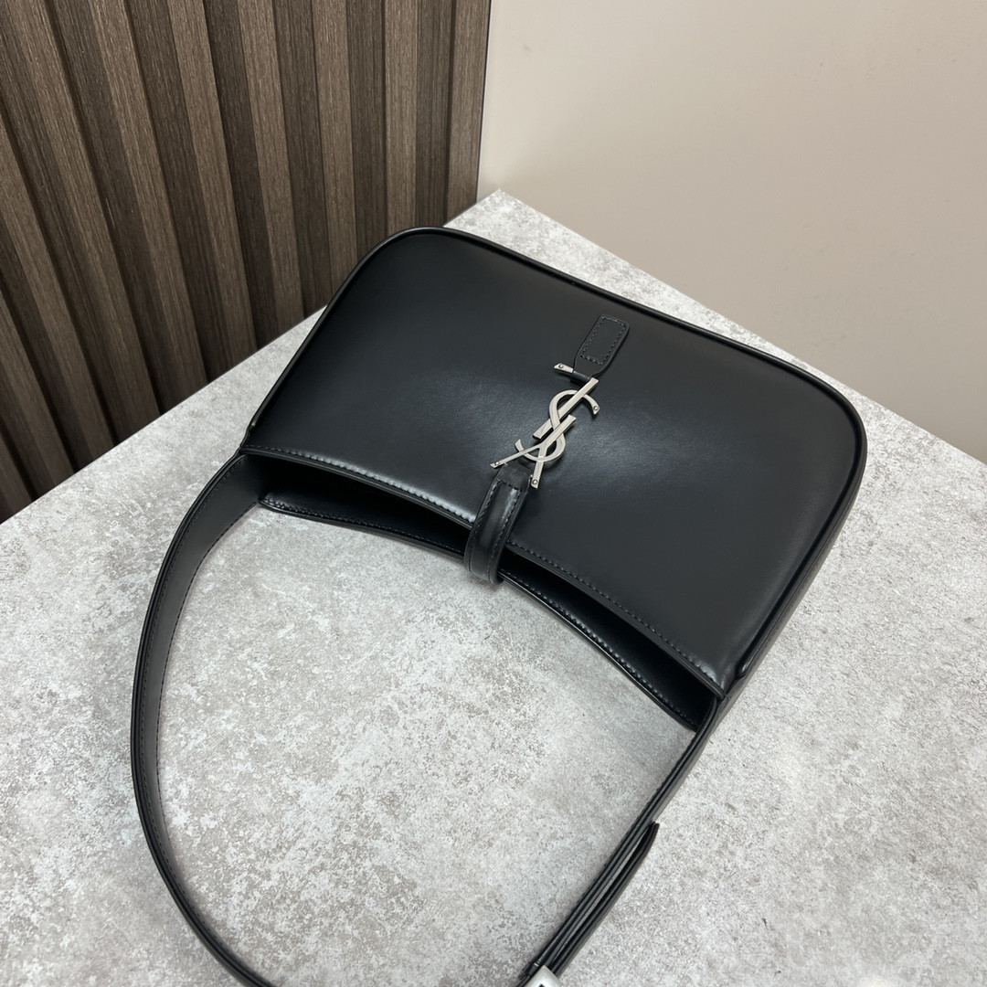 Y51 LE 5 À 7 IN SMOOTH LEATHER NOIR SILVER 9 X 6.3 X 2.5 INCHES