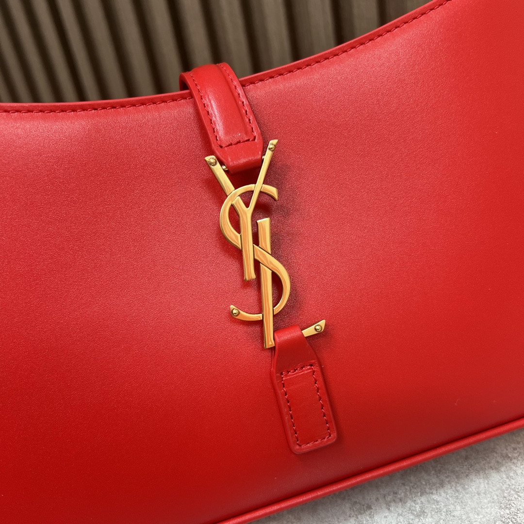 Y51 LE 5 À 7 IN SMOOTH LEATHER SHINY RED 9 X 6.3 X 2.5 INCHES
