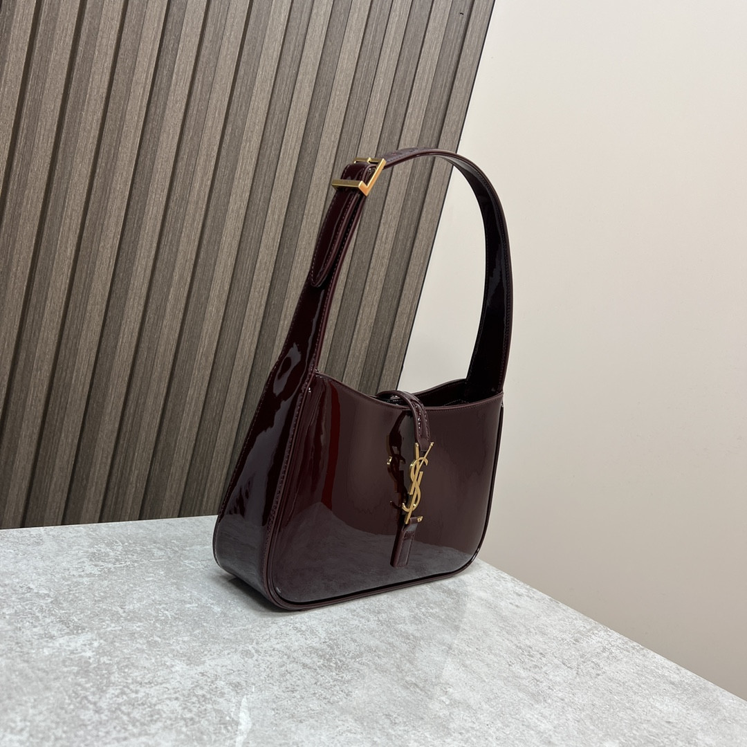 Y51 LE 5 À 7 IN PATENT LEATHER RED 9 X 6.3 X 2.5 INCHES