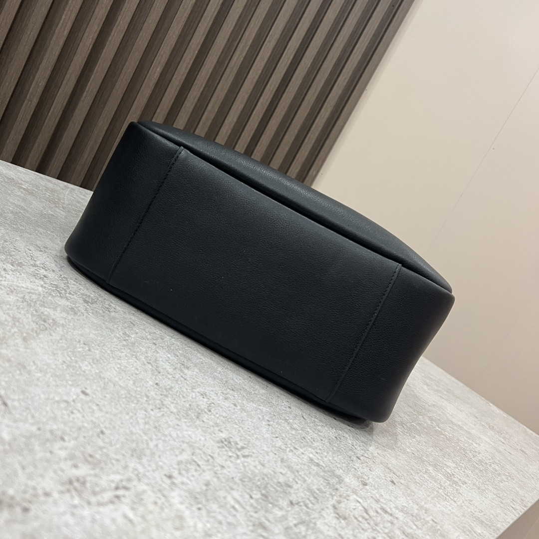 Y51 LE 5 À 7 S*pPLE LARGE IN SMOOTH LEATHER BLACK 11.8" X 11" X 4.3"