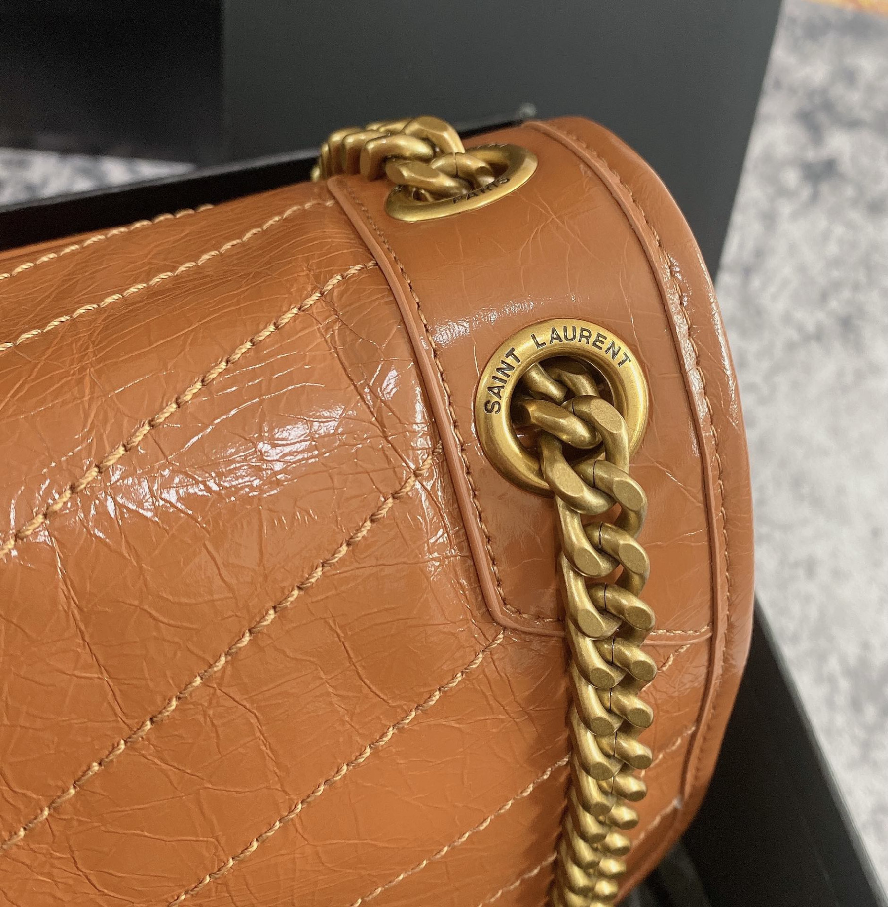 Y51 NIKI MEDIUM IN VINTAGE LEATHER LIGHT CARAMEL 11 X 7.8 X 3.3 INCHES