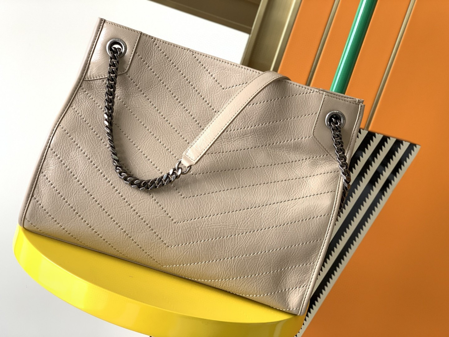 Y51 NIKI SHOPPING IN VINTAGE LEATHER BEIGE 12.9 X 10.6 X 4.5 INCHES