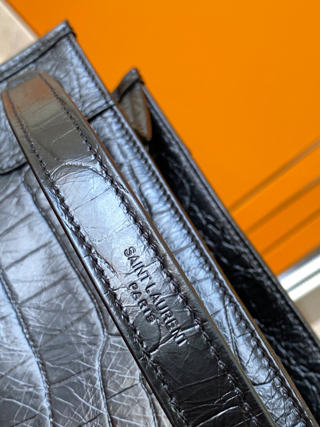 Y51 NIKI SHOPPING IN CROCODILE-EMBOSSED LEATHER 12.9 X 10.6 X 4.5 INCHES