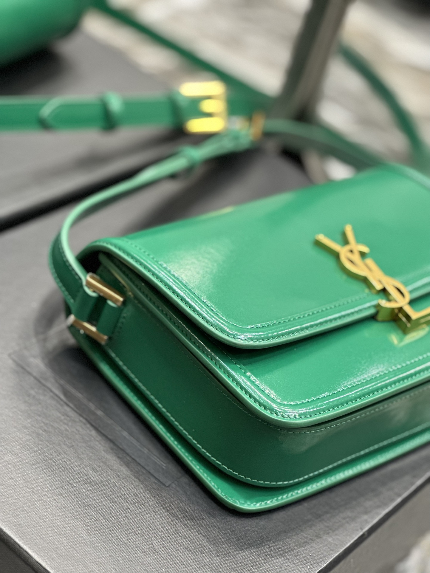 Y51 SOLFERINO MEDIUM SATCHEL IN BOX Sa1nt Lau*nt GREEN 9.1 X 6.3 X 2.4 INCHES