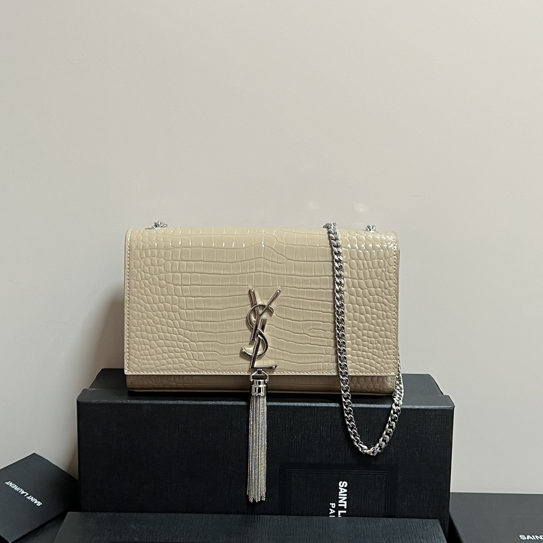 Y51 KATE MEDIUM TASSEL IN CROCODILE-EMBOSSED LEATHER BEIGE 9.4 X 5.7 X 2.1 INCHES