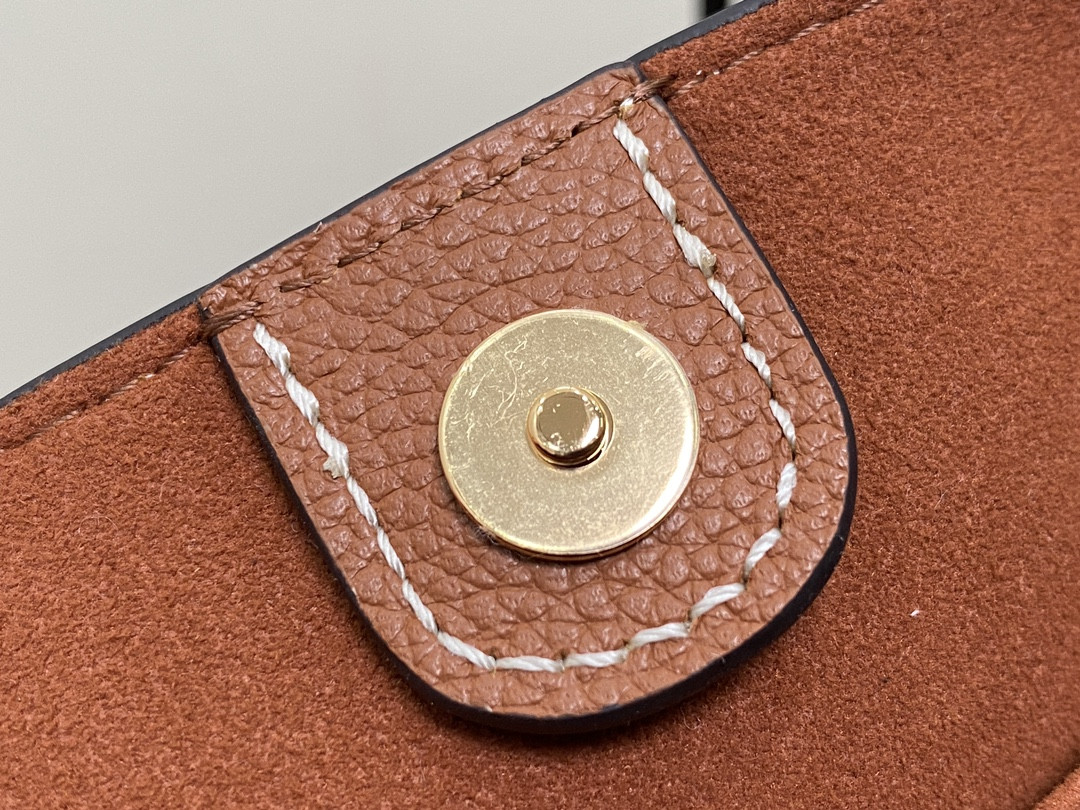 LV M24165 Lock and Walk 7.9 x 8.1 x 4.7 inches