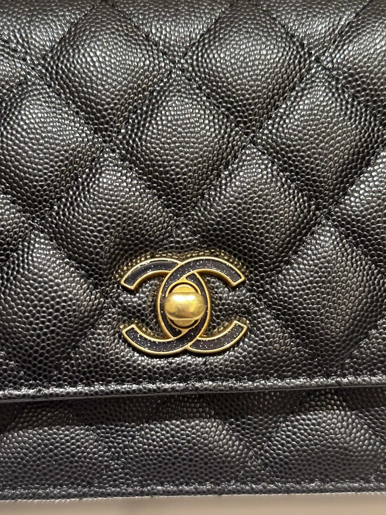 Ch**el CLASSIC WALLET ON CHAIN 4.8 × 7.5 × 1.4 in