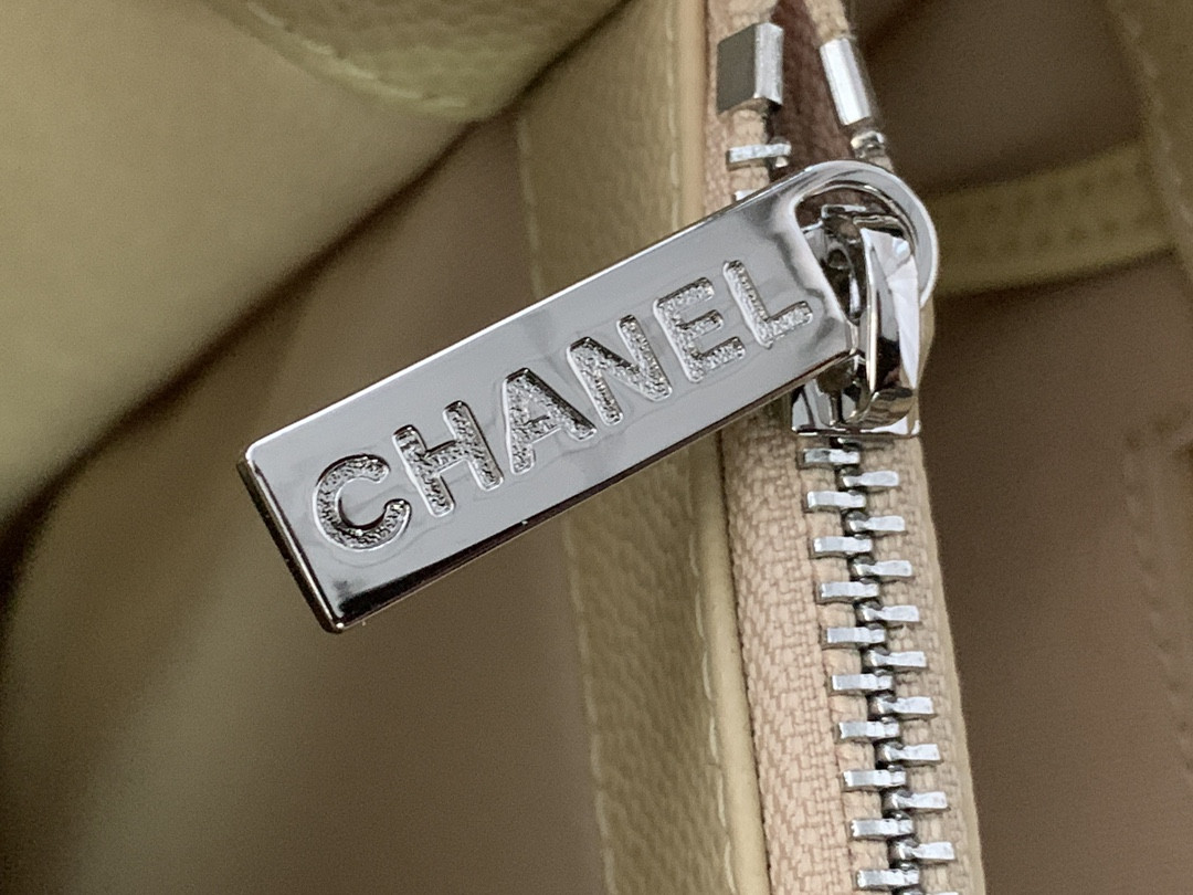 Ch**el GST CAVIAR LEATHER HARDWARE 24X33X13CM