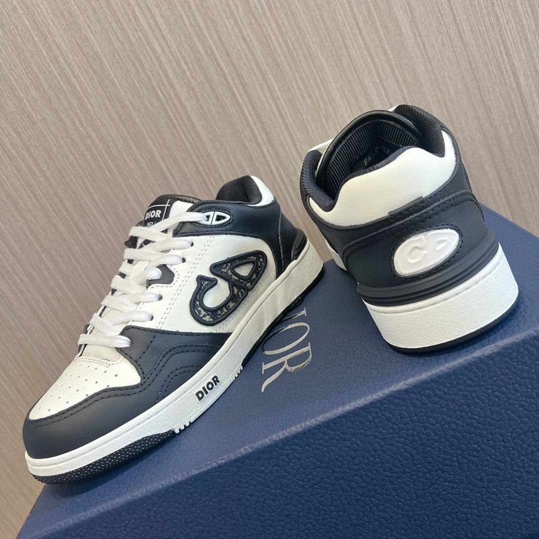 UA D10r B57 Low-Top Sneaker Black and White
