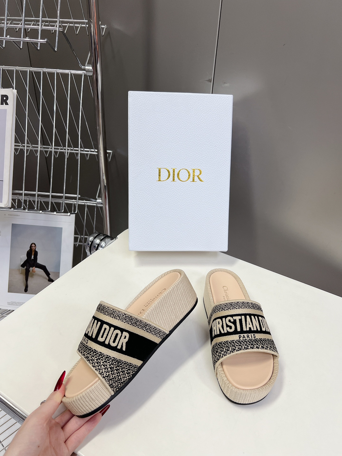 UA D10r Platform Sandals