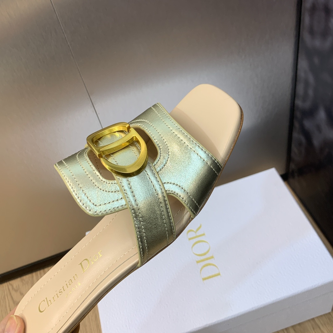 UA D10r 30 Montaigne Slide