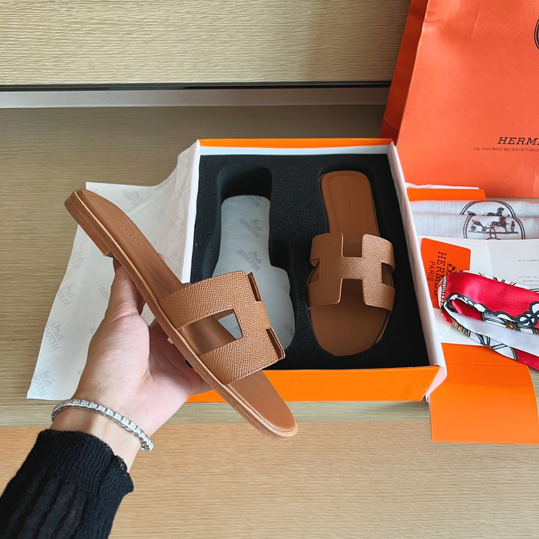UA H**me5 Oran sandal