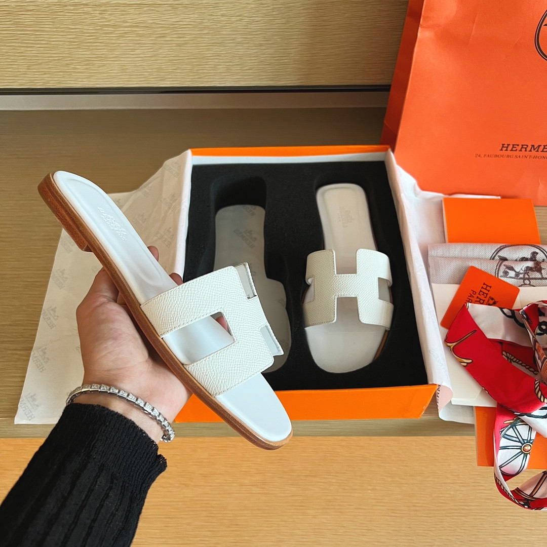 UA H**me5 Oran sandal