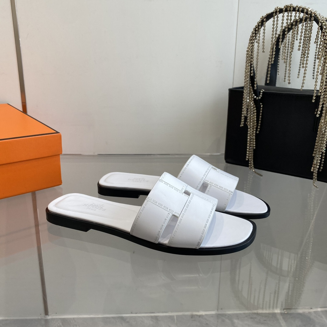 UA H**me5 Idioma sandal