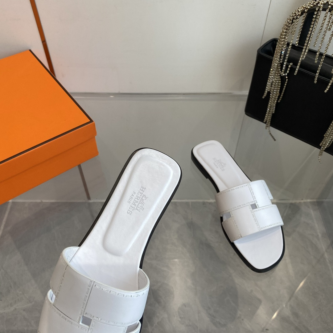UA H**me5 Idioma sandal