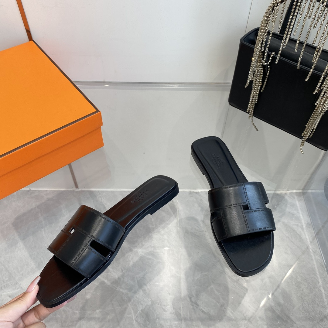 UA H**me5 Idioma sandal