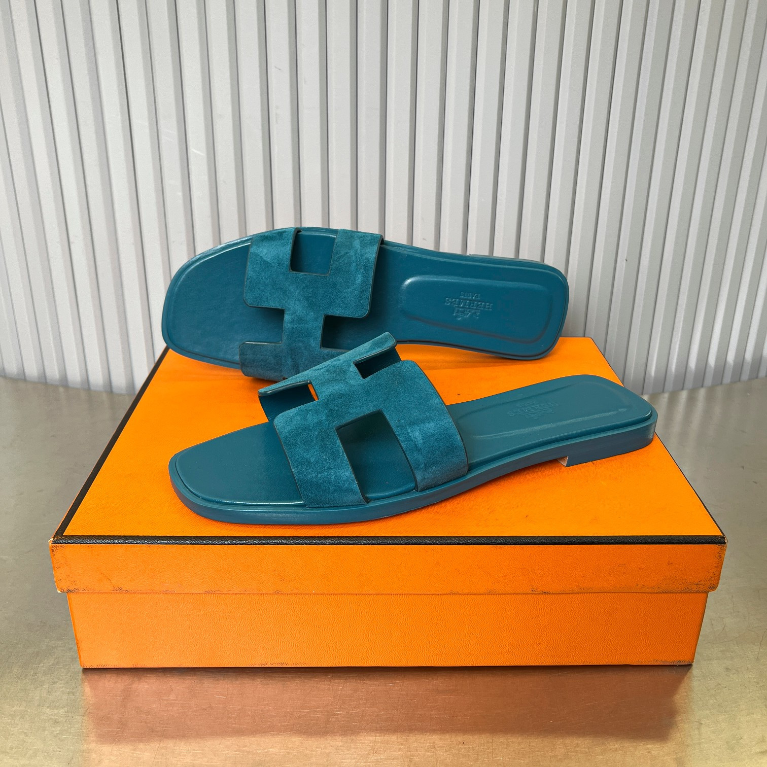 UA H**me5 Oran sandal
