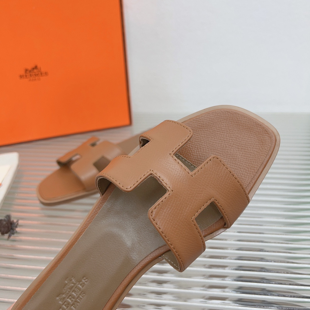 UA H**me5 Oran sandal