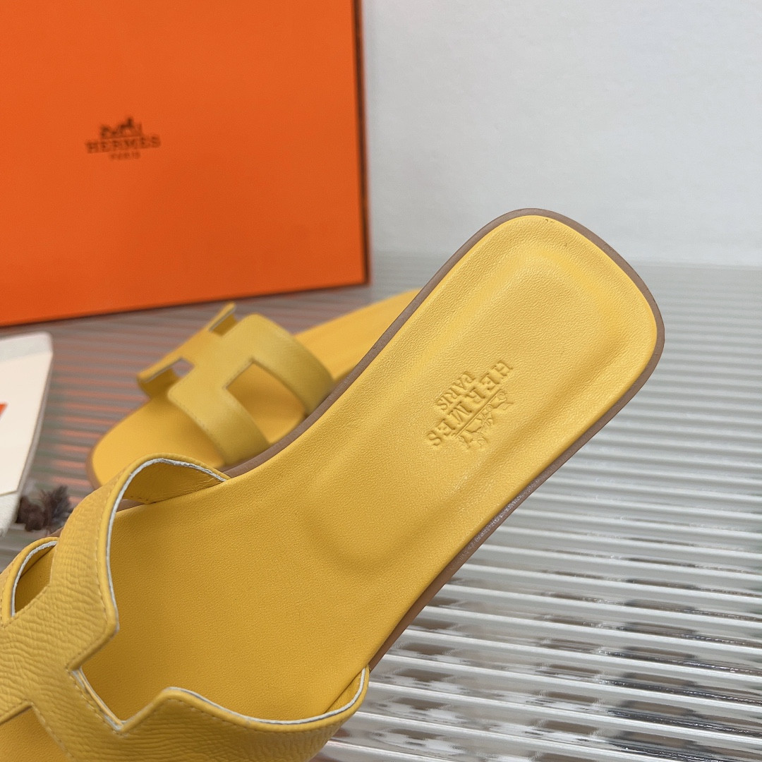 UA H**me5 Oran sandal
