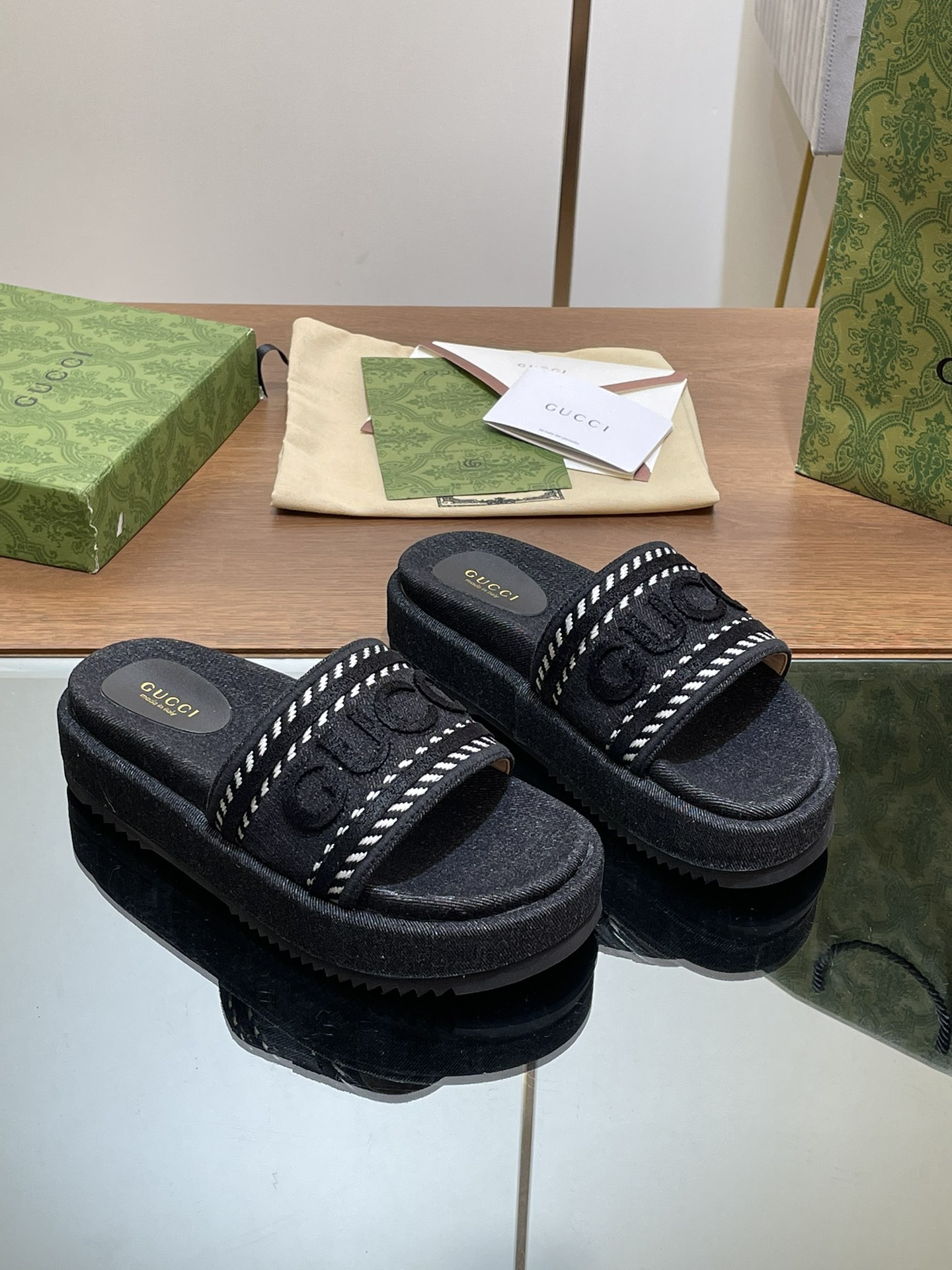 UA Gvc*1 SLIDE SANDAL WITH Gvc*1 SCRIPT