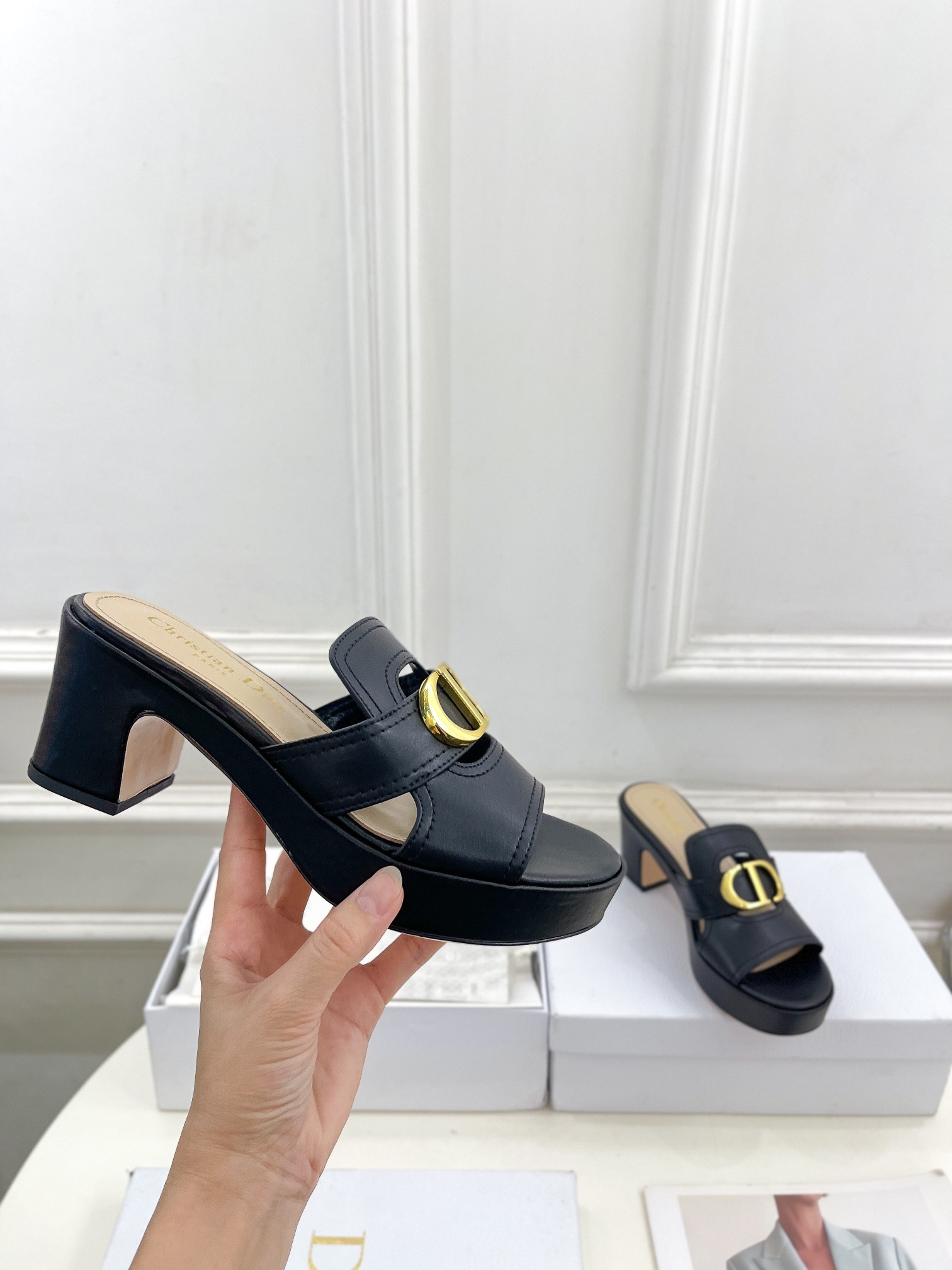UA D10r 30 Montaigne Platform Slide