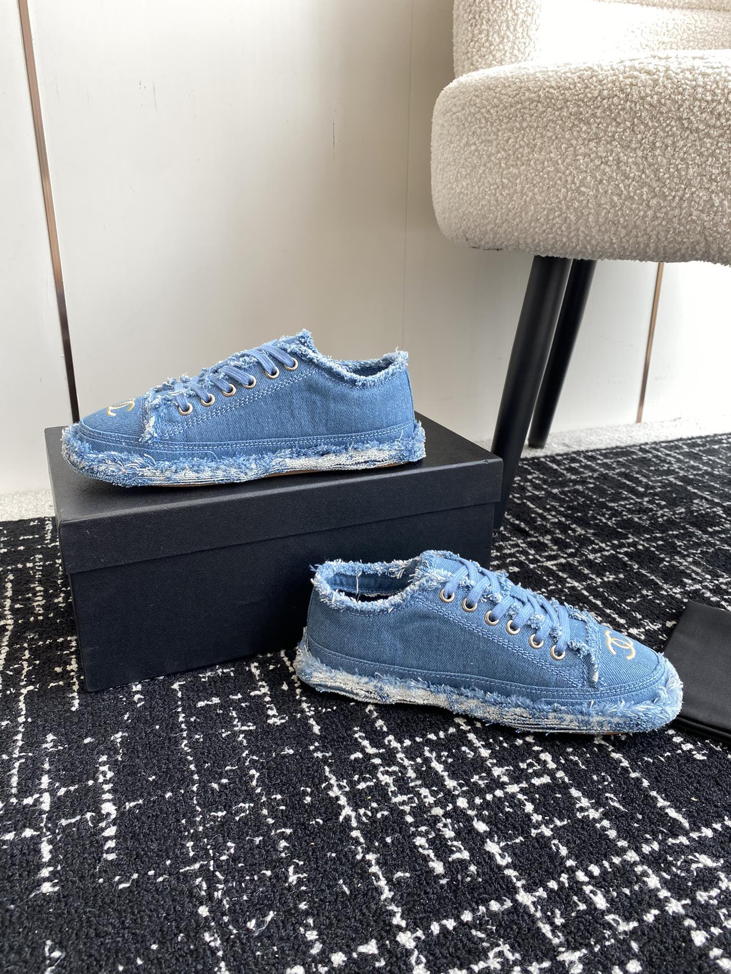 UA Ch**el SNEAKER