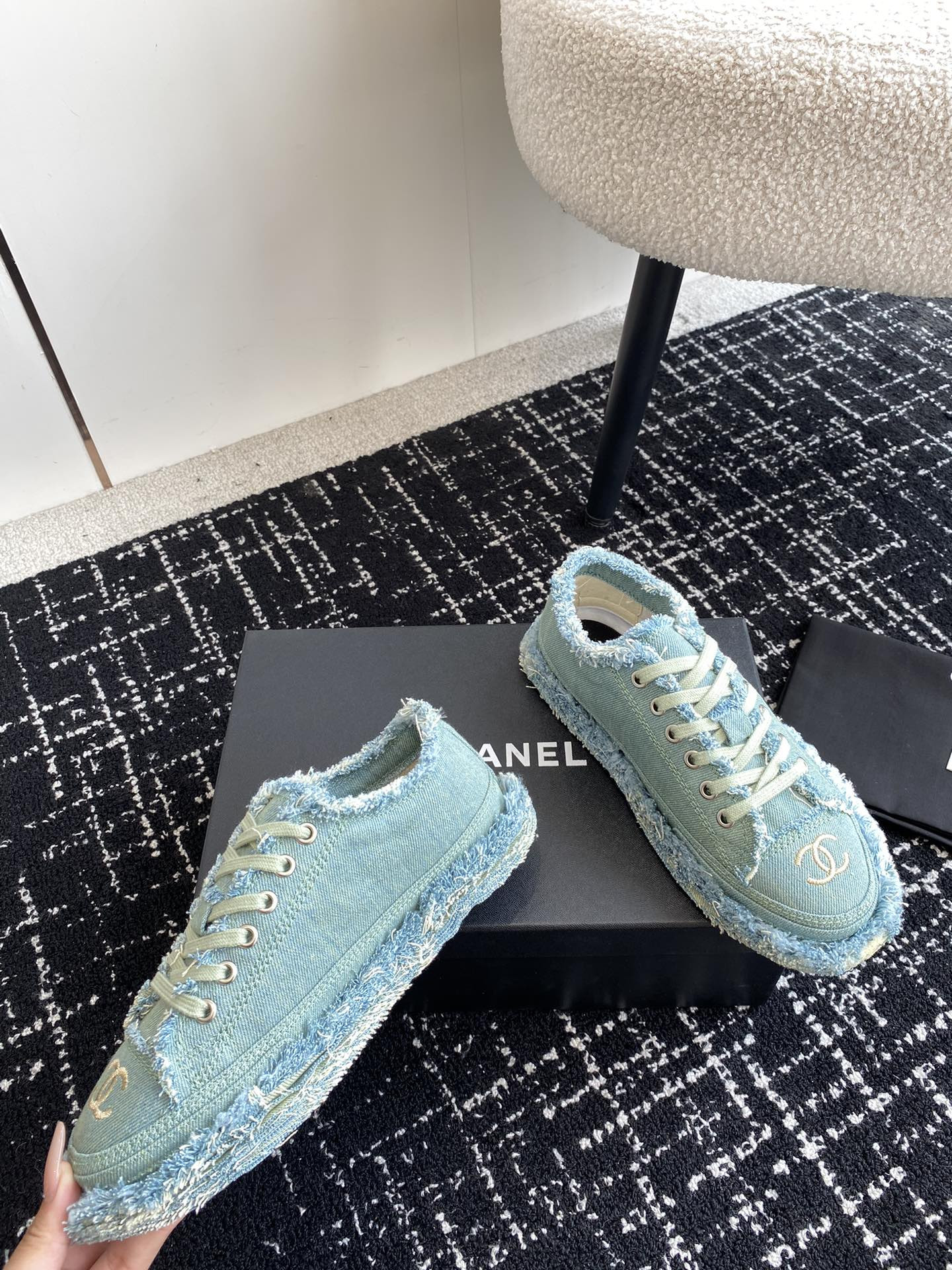 UA Ch**el SNEAKER