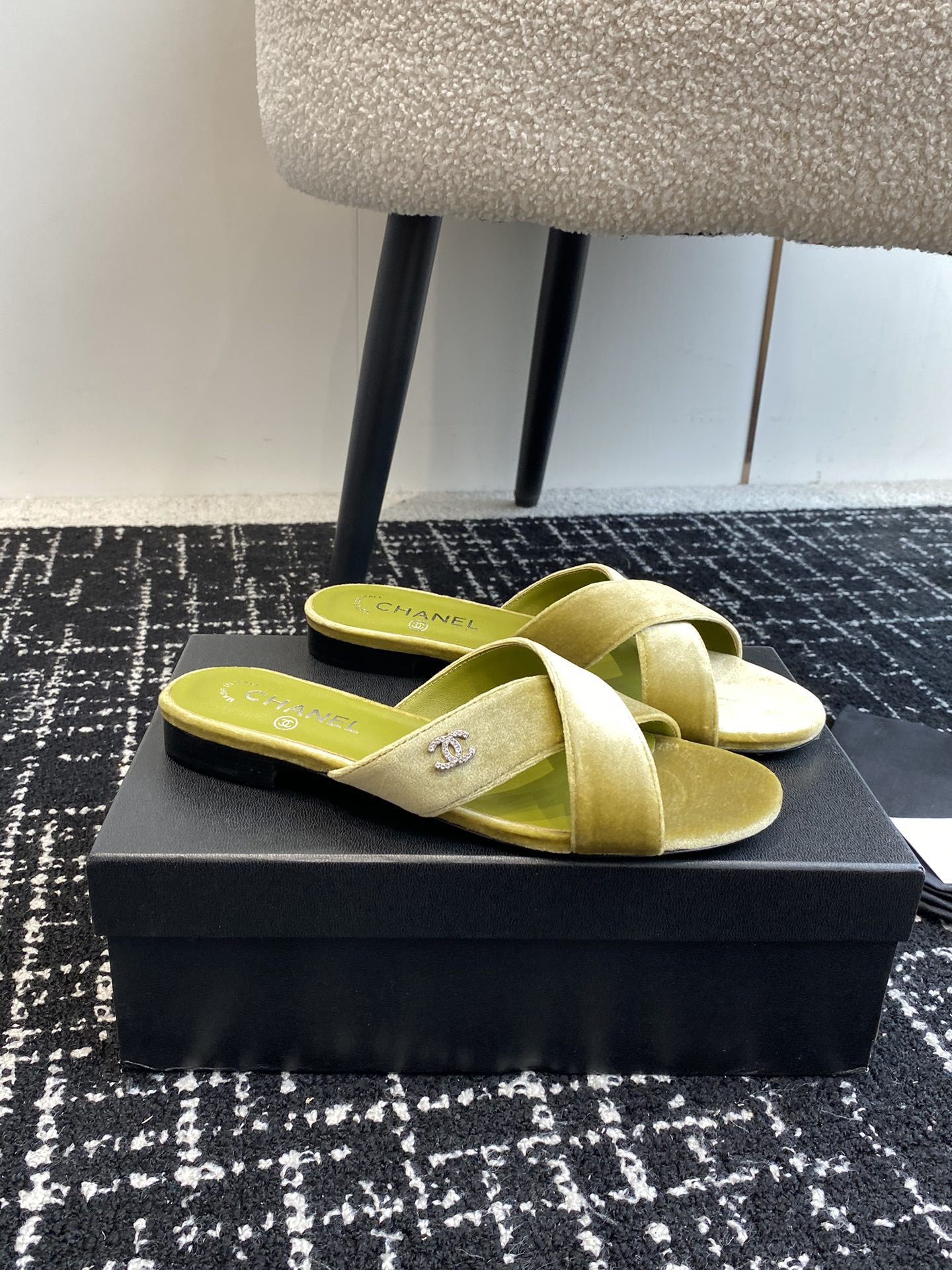 UA Ch**el WOMEN'S SLIDES