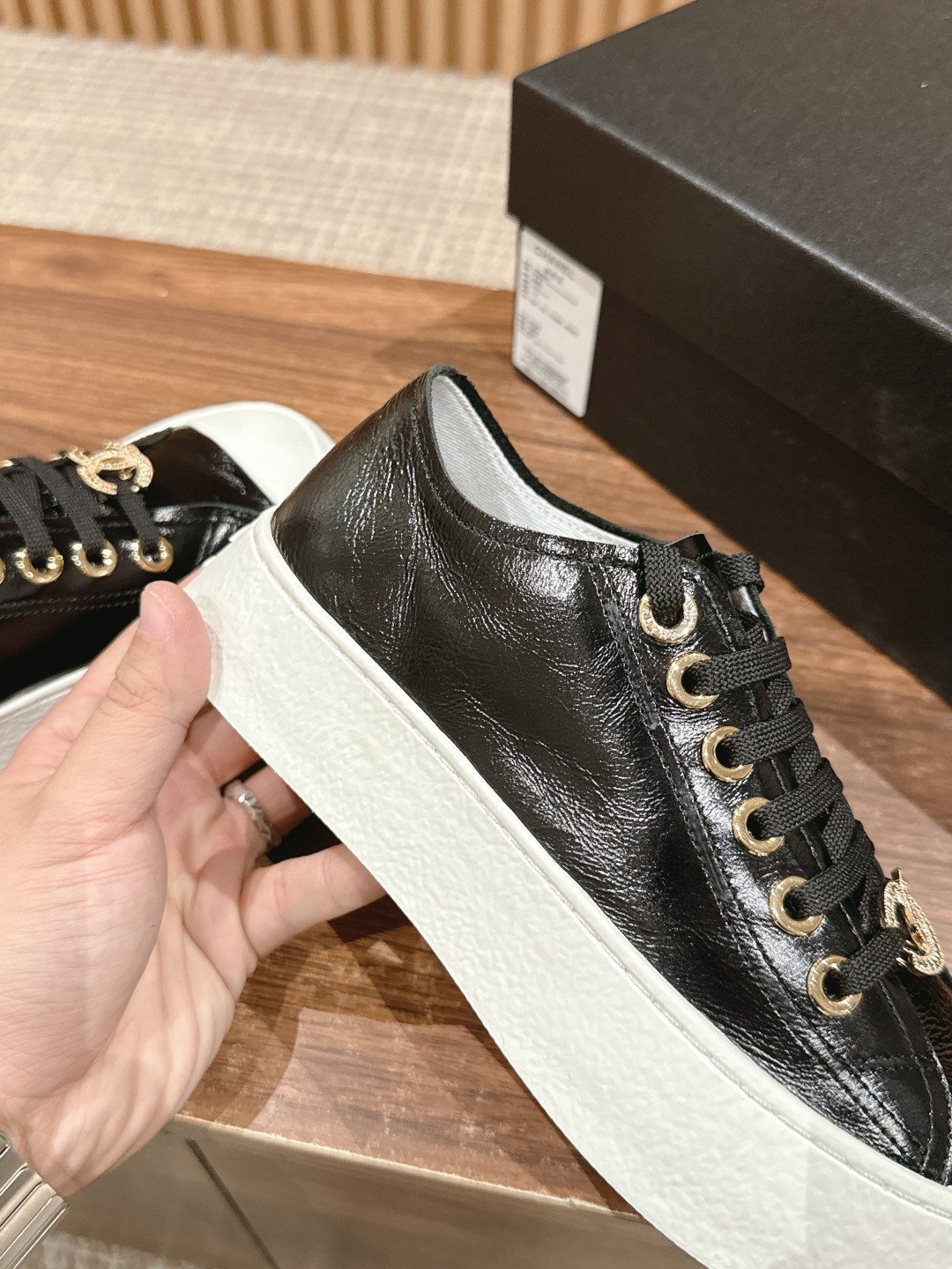 UA Ch**el SNEAKER