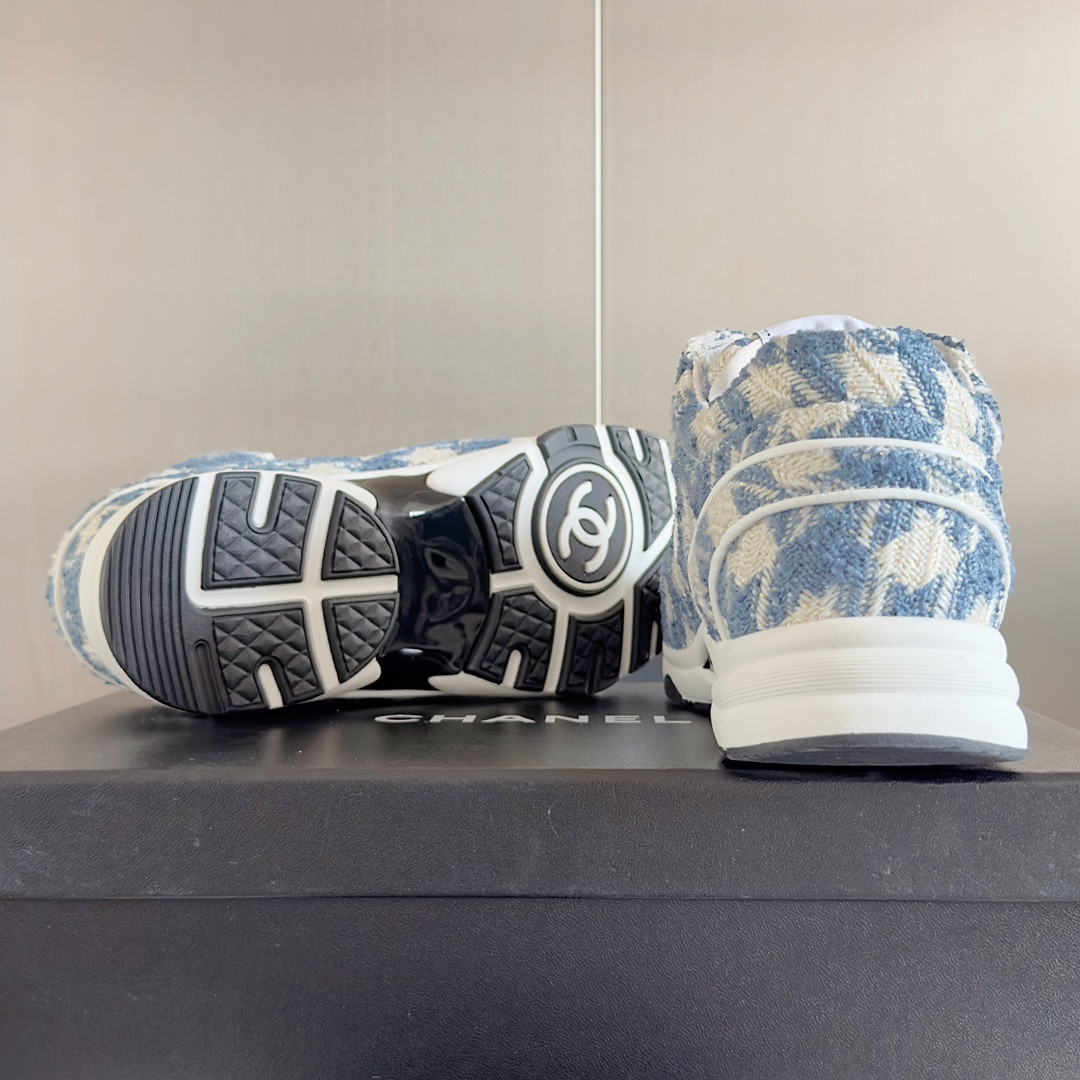UA Ch**el SNEAKER