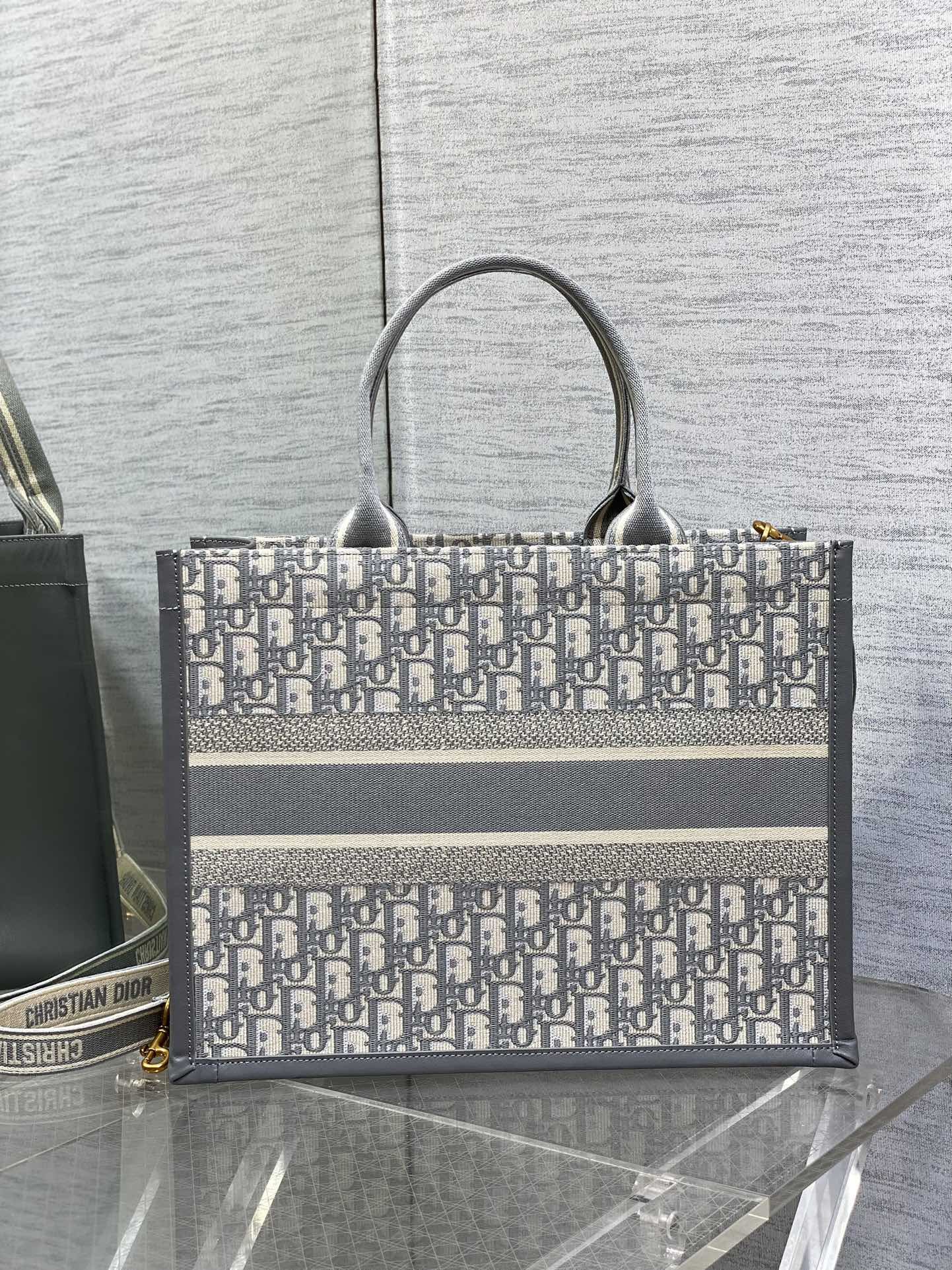 D10r Medium D10r Book Tote Gray D10r Oblique Embroidery and Calfskin 36.5 x 28 x 17.5 cm