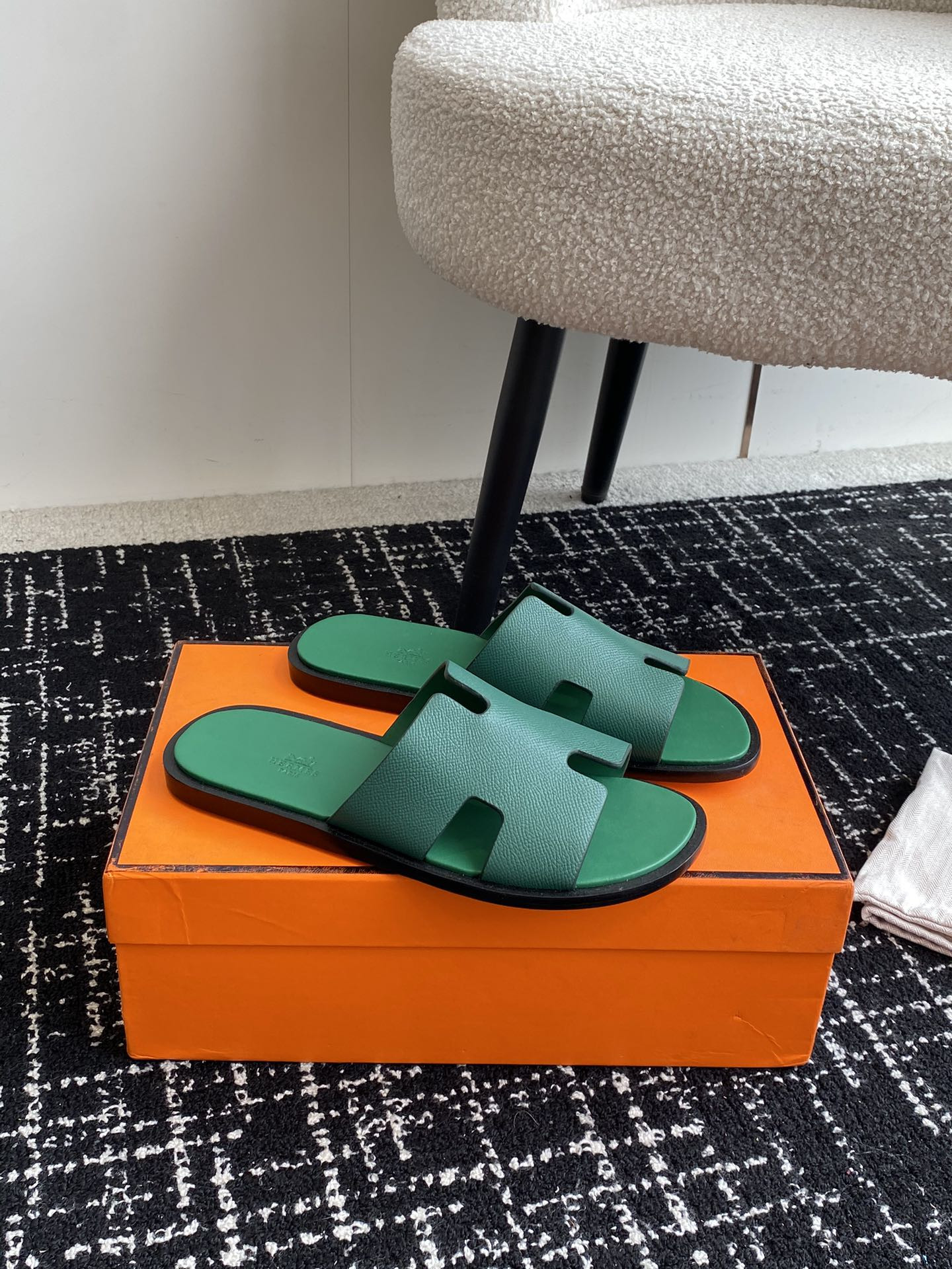UA H**me5 Izmir sandal