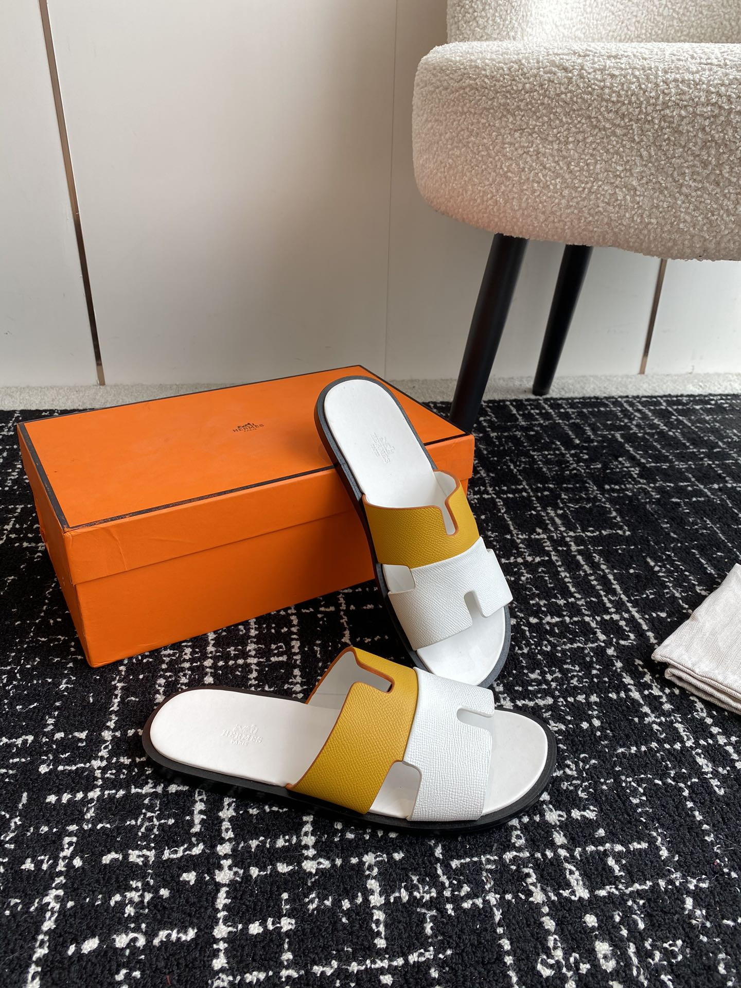 UA H**me5 Izmir sandal