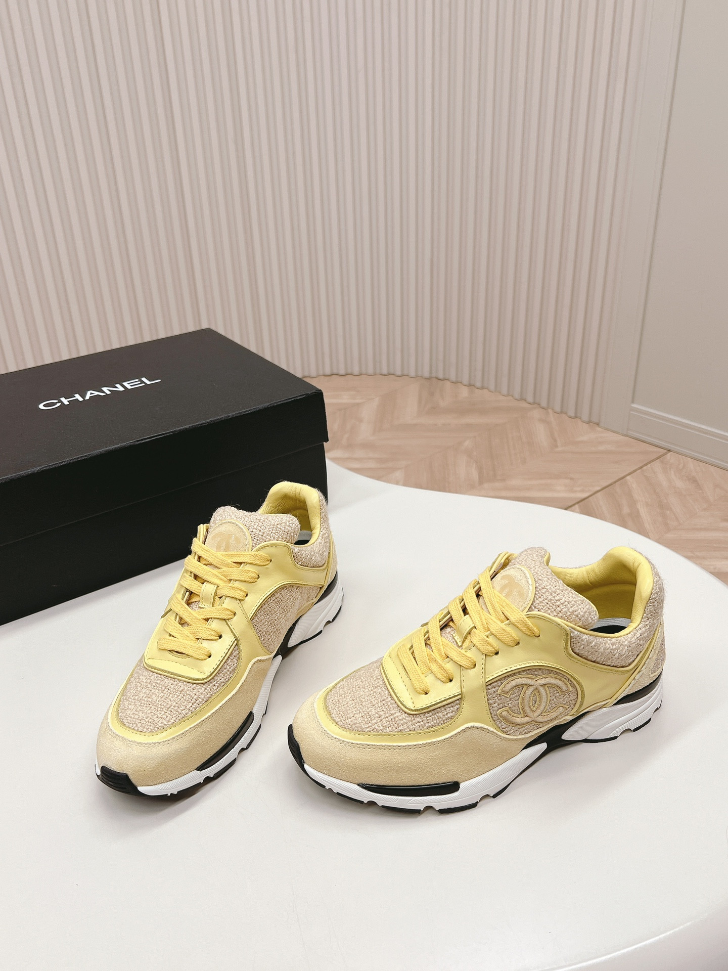 UA Ch**el SNEAKER