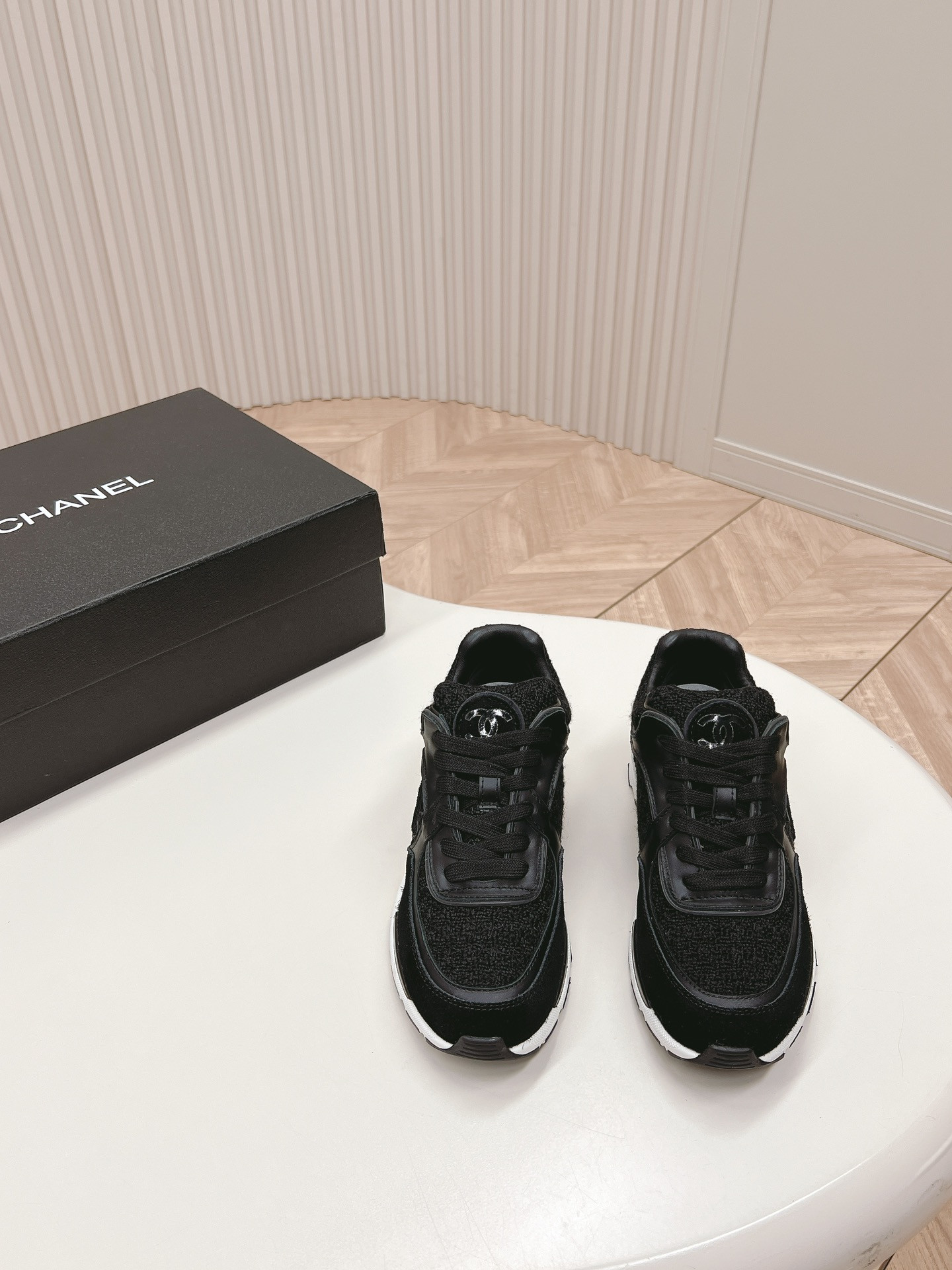 UA Ch**el SNEAKER