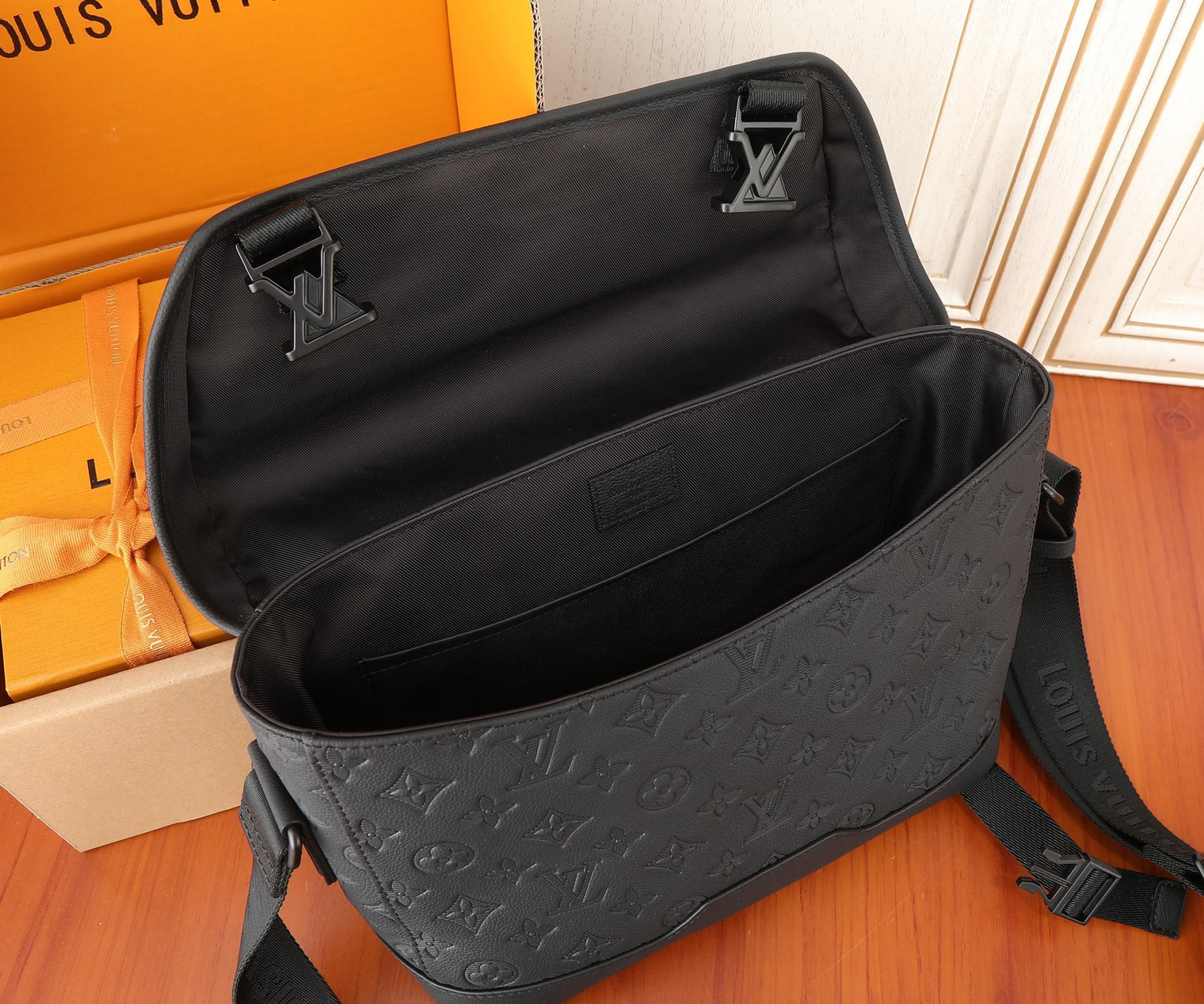 LV Messenger Voyager PM M25121 33x22.5x11CM