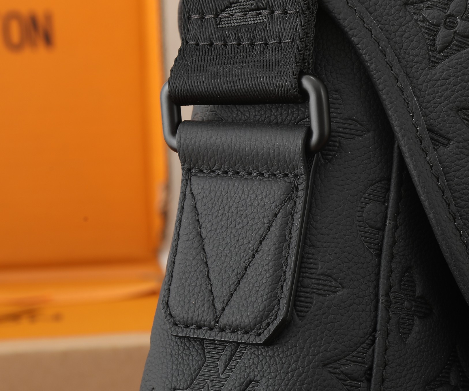 LV Messenger Voyager PM M25121 33x22.5x11CM