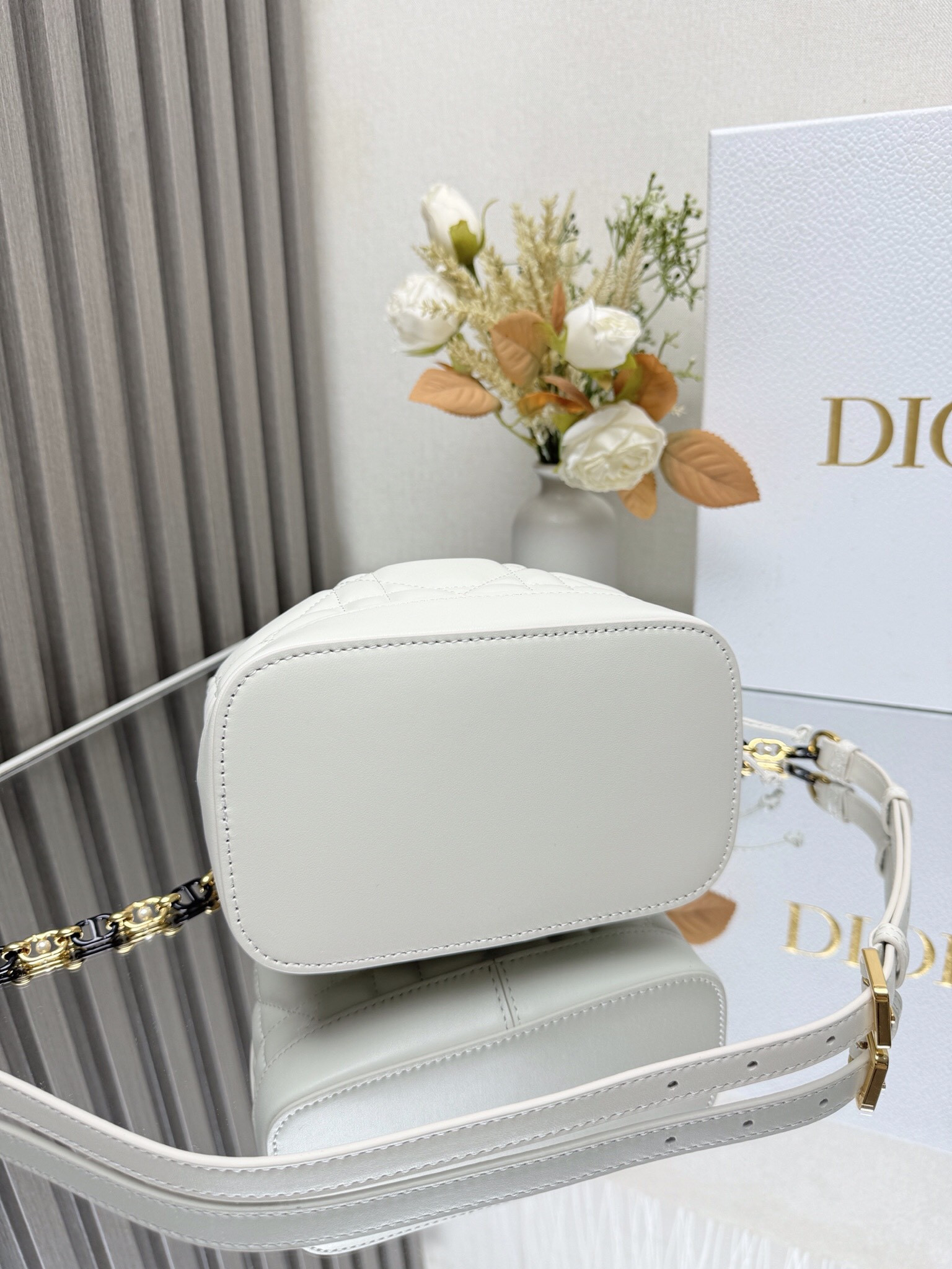 Small D10r Jolie Bucket Bag 17 x 16 x 10.5 cm