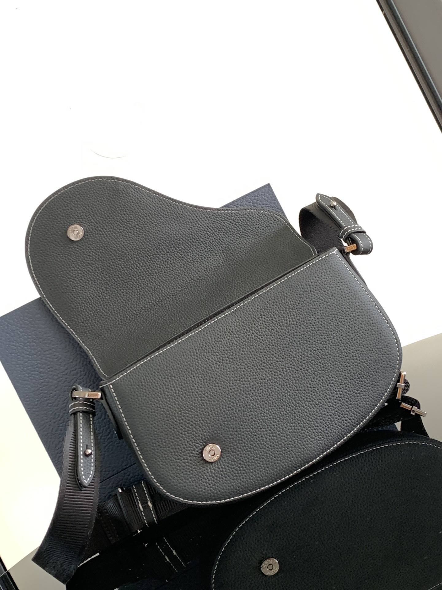 D10r Saddle Messenger Bag 24 x 16.5 x 5.5 cm