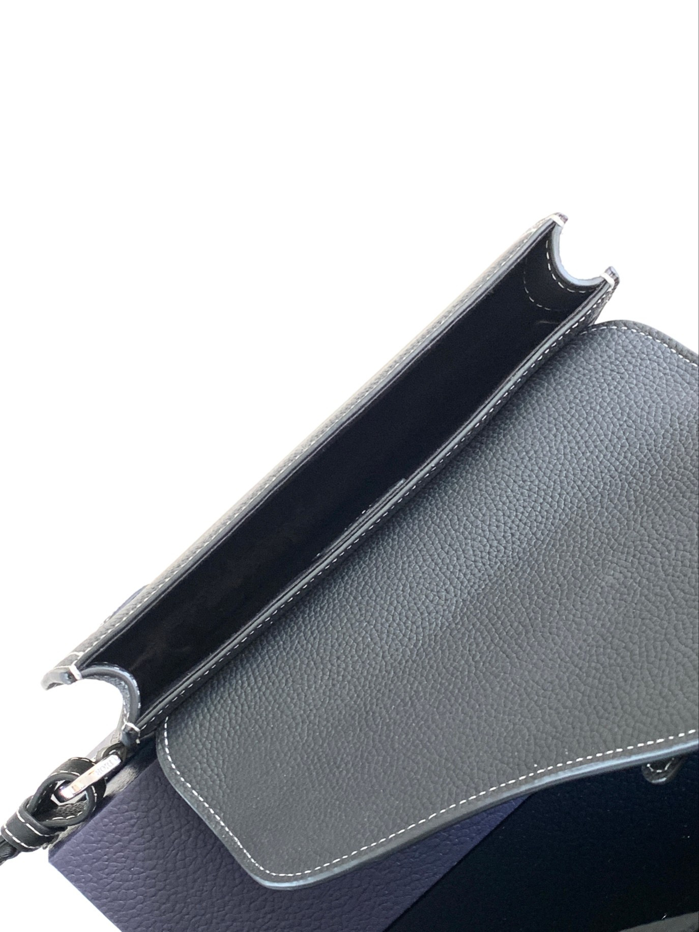 D10r Saddle Messenger Bag 24 x 16.5 x 5.5 cm
