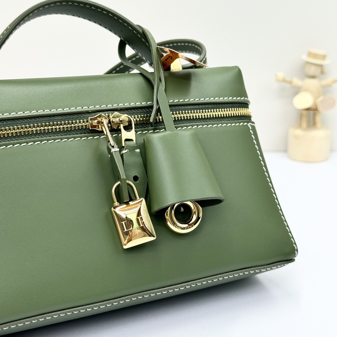 L0r0 P1ana Extra Pocket L19 Smooth Calfskin 11 x 19 x 6.5 cm