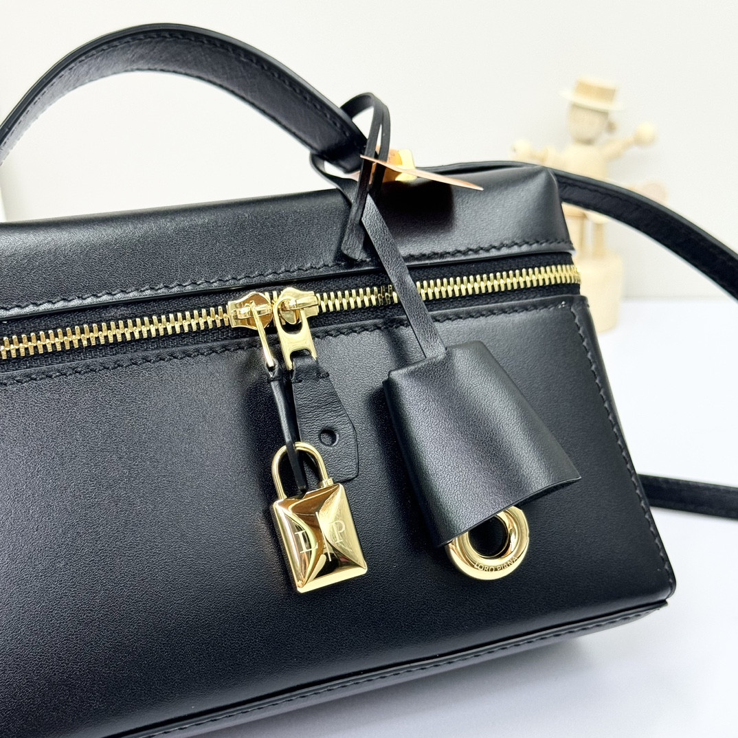 L0r0 P1ana extra pocket l23 smooth calfskin 23 x 12 x 7 cm