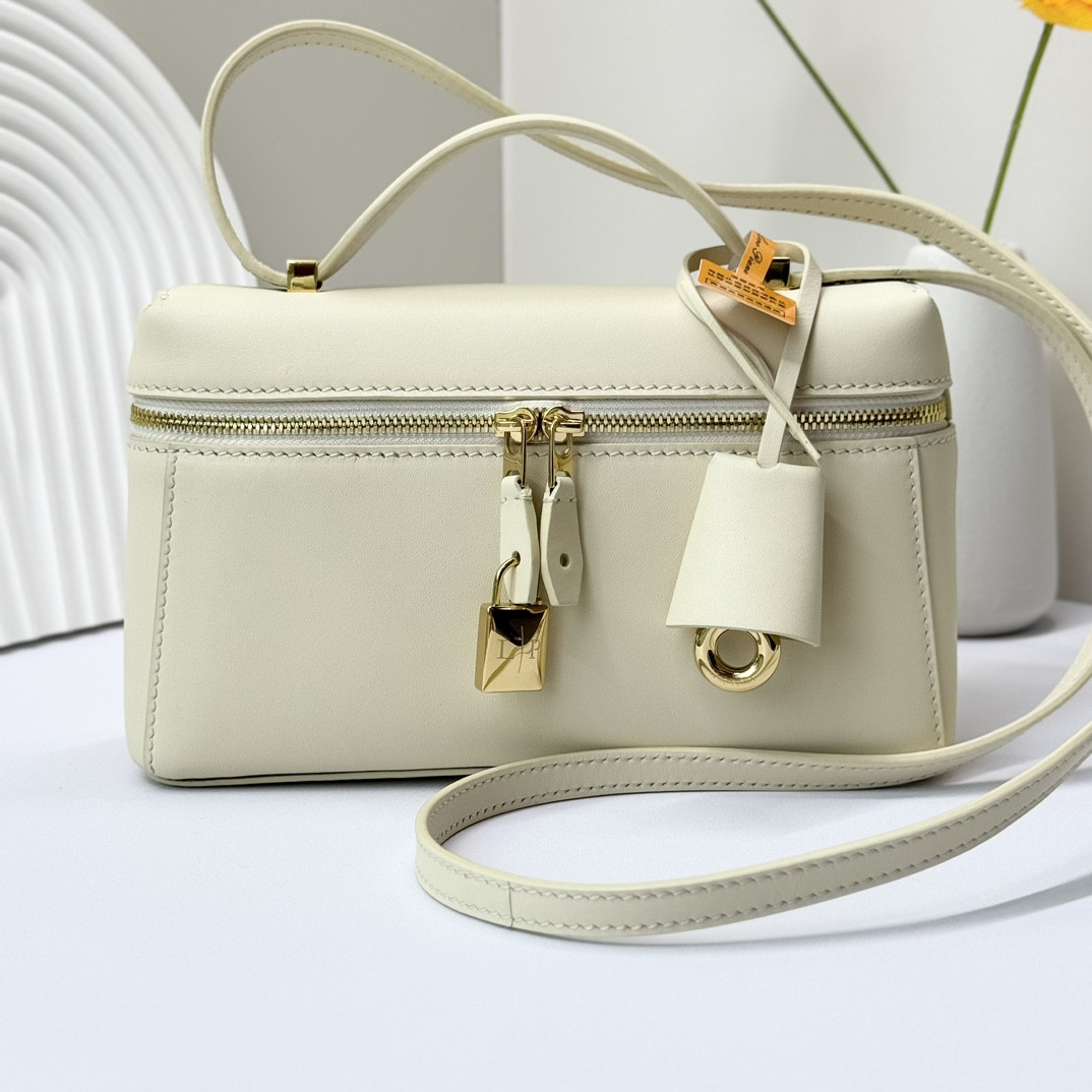 L0r0 P1ana Extra Pocket L19 Smooth Calfskin 11 x 19 x 6.5 cm
